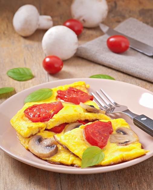 Deliciosa tortilla con tomate y champiñones