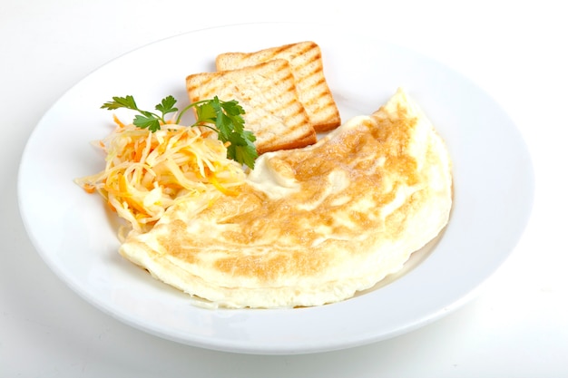 Deliciosa tortilla con tostadas de pan blanco y repollo