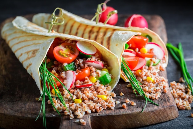 Deliciosa tortilla vegetariana con verduras frescas y sémola