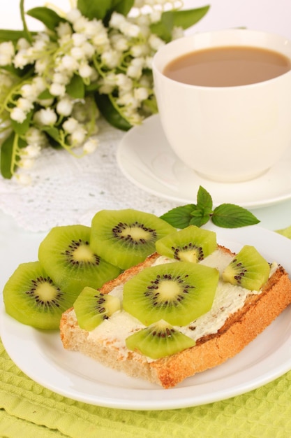 Deliciosa tostada con kiwi en primer plano de la mesa