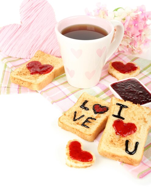 Deliciosa tostada con mermelada y taza de té en primer plano de la mesa