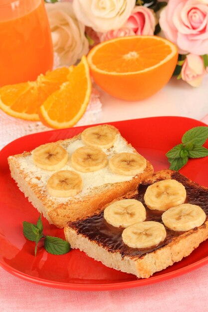 Foto deliciosa tostada con plátanos en primer plano de la placa