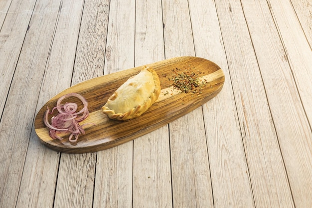 Una deliciosa unidad de empanada rellena de pollo con cebolla morada