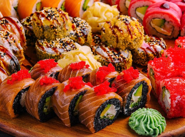 Deliciosa variedad de sushi recién preparado