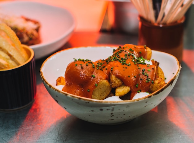 Una deliciosa versión de las clásicas patatas picantes españolas.