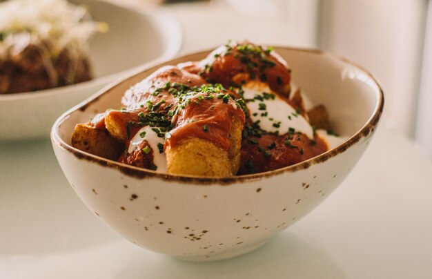 Una deliciosa versión de las clásicas patatas picantes españolas.