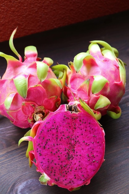 La deliciosa y vibrante carne roja de las frutas del dragón, también llamada pitaya rosa o pera de fresa