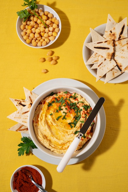 Foto deliciosa vista superior de hummus y garbanzos