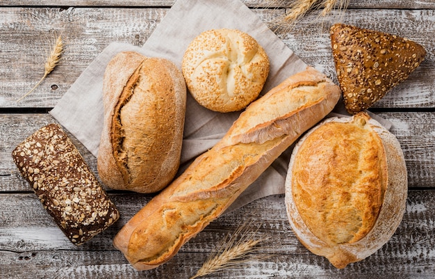 Foto deliciosa vista superior de pan blanco y grano entero