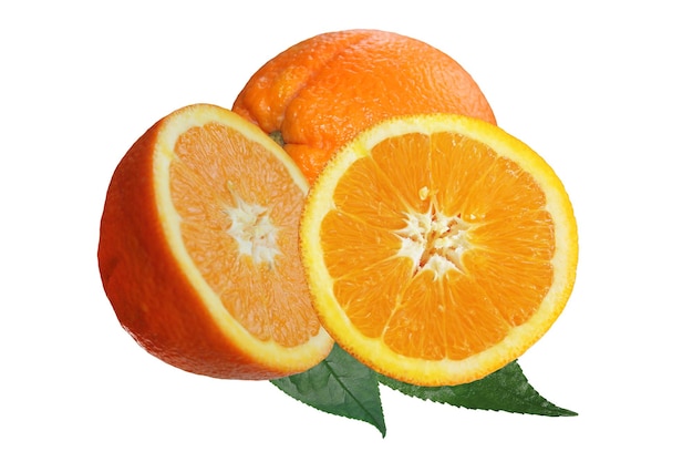 Deliciosa vitamina laranja e duas fatias em um fundo branco isolado