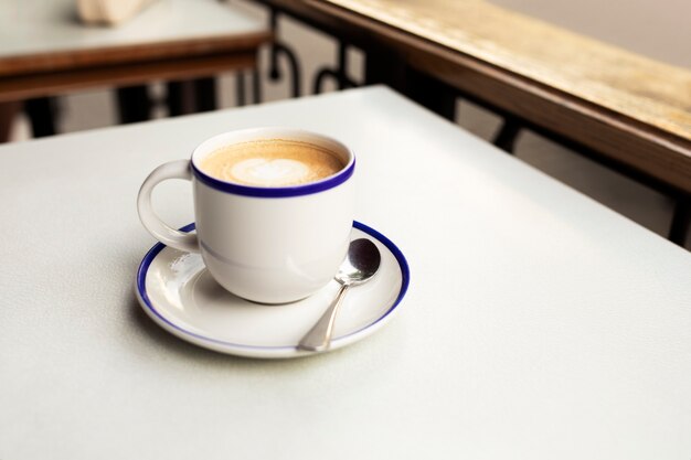 Foto deliciosa xícara de café no terraço alto ângulo