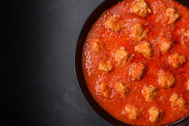 Deliciosas albóndigas de carne molida en salsa de tomate picante