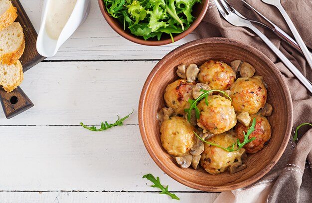 Foto deliciosas albóndigas caseras con salsa de crema de champiñones. cocina sueca. vista superior.