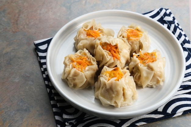 Deliciosas albóndigas chinas Dim Sum servidas en un plato Enfoque seleccionado