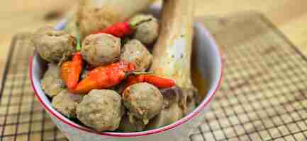 Foto las deliciosas albóndigas indonesias con huesos enormes contienen médula ósea en caldo de carne picante y chiles