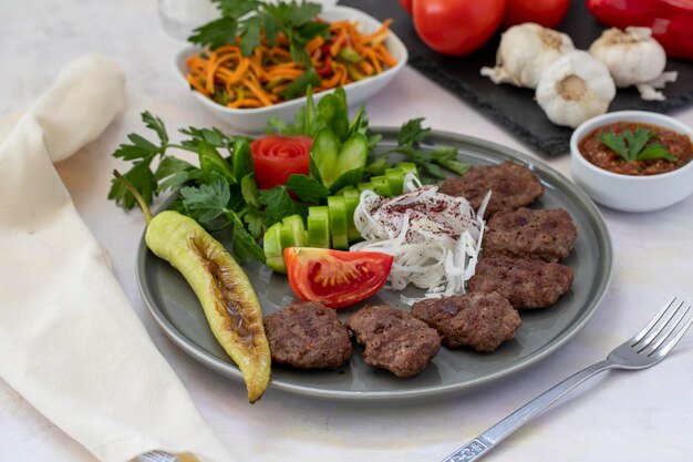 Deliciosas albóndigas kebab tradicionales turcas en plato blanco Comida turca Kofte o albóndigas Kofta