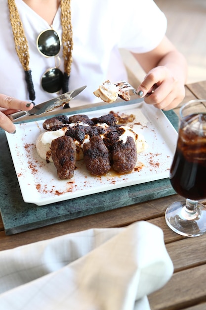 Deliciosas albóndigas con papas fritas