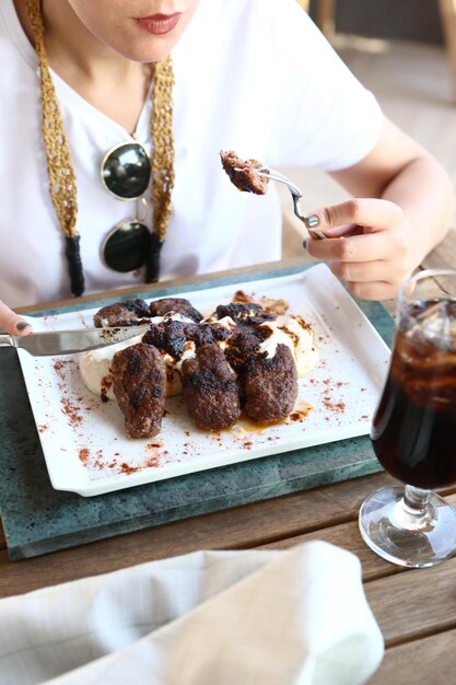 Deliciosas albóndigas con papas fritas