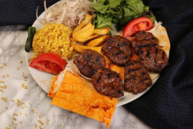 Deliciosas albóndigas con papas fritas