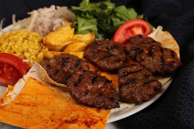 Deliciosas albóndigas con papas fritas