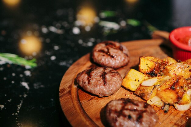 Deliciosas albóndigas con papas fritas