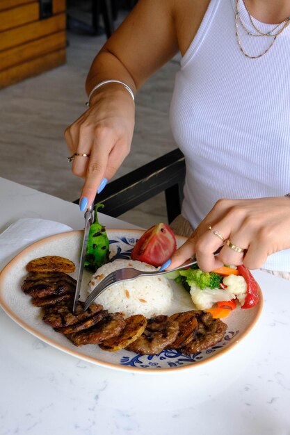 Foto deliciosas albóndigas con papas fritas