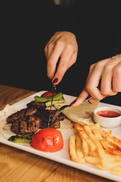 Deliciosas albóndigas con papas fritas