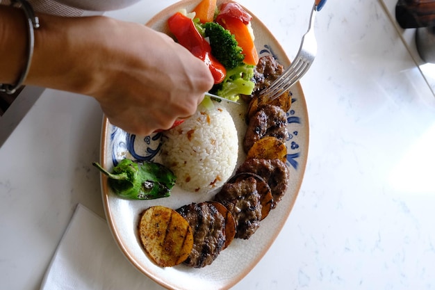 Deliciosas albóndigas con papas fritas