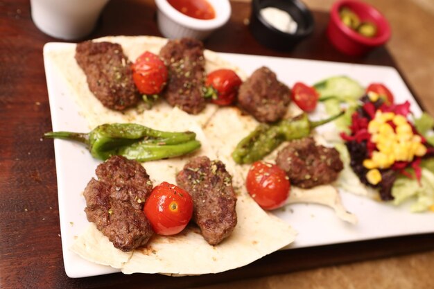 Deliciosas albóndigas con papas fritas