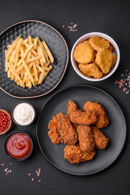 Deliciosas alitas de pollo empanadas crujientes a la parrilla con especias y hierbas