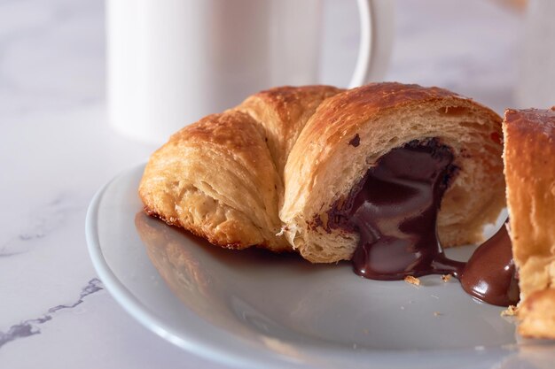 Deliciosas almendras en rodajas recién croissant con relleno de chocolate