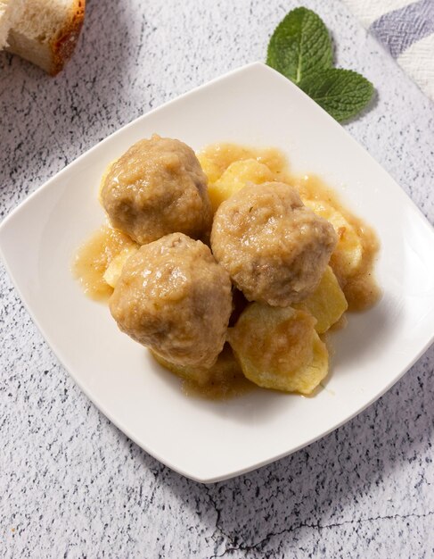 Deliciosas almôndegas caseiras com batatas e molho tradicional