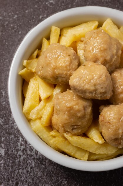 Deliciosas almôndegas caseiras com batatas e molho tradicional