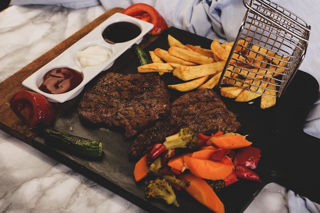 Deliciosas almôndegas com batatas fritas