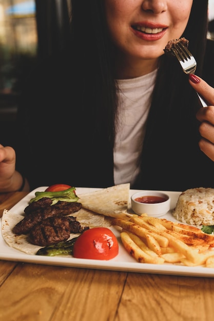 Foto deliciosas almôndegas com batatas fritas