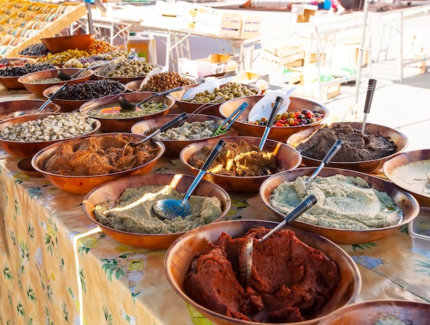 Deliciosas azeitonas frescas e pratos de azeitona no mercado de rua