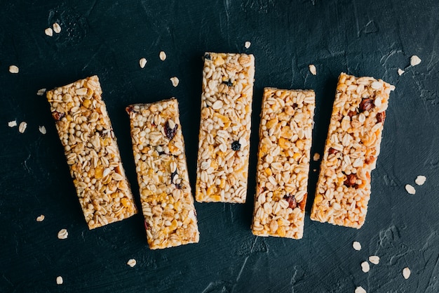 Foto deliciosas barras de cereais, nozes e frutas