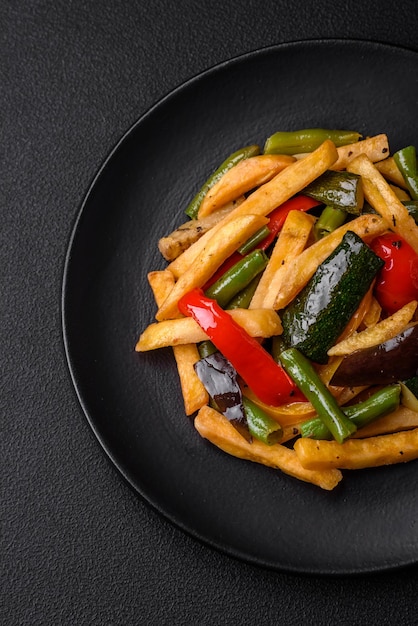 Deliciosas batatas fritas com pimentão espargos feijão sal e especiarias