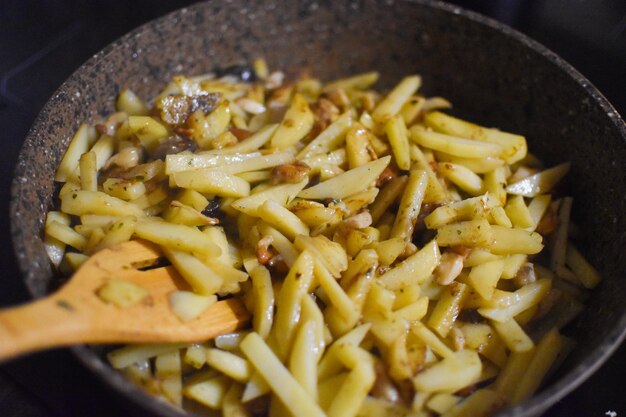 Deliciosas batatas fritas em uma frigideira no fogão