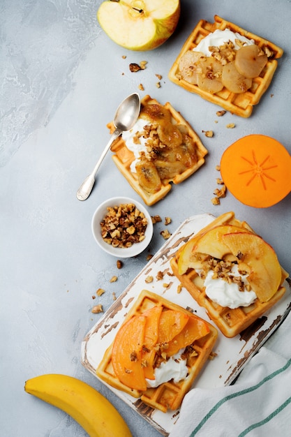 Deliciosas bolachas belgas com maçã caramelizada, pêra e nozes