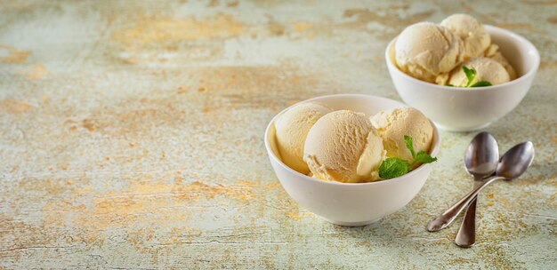 Deliciosas bolas de helado de vainilla en tazones