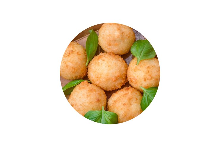 Foto deliciosas bolas redondas de mussarela e queijo parmesão com sal e especiarias empanadas em um fundo escuro de concreto fast food alimentos pouco saudáveis