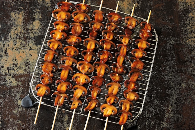 Deliciosas brochetas de champiñones.