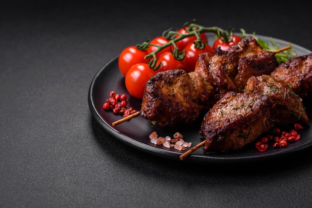 Deliciosas brochetas de pollo, pavo o cerdo a la parrilla con sal, especias y hierbas