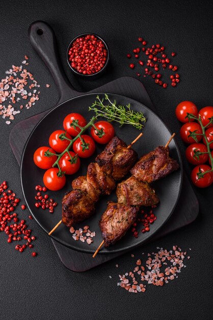 Deliciosas brochetas de pollo, pavo o cerdo a la parrilla con sal, especias y hierbas