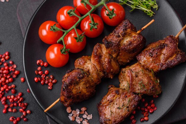 Deliciosas brochetas de pollo, pavo o cerdo a la parrilla con sal, especias y hierbas