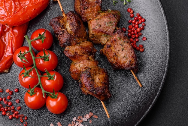 Deliciosas brochetas de pollo, pavo o cerdo a la parrilla con sal, especias y hierbas