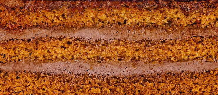 Foto deliciosas camadas de bolo de chocolate mostrando a textura de enchimento de perto