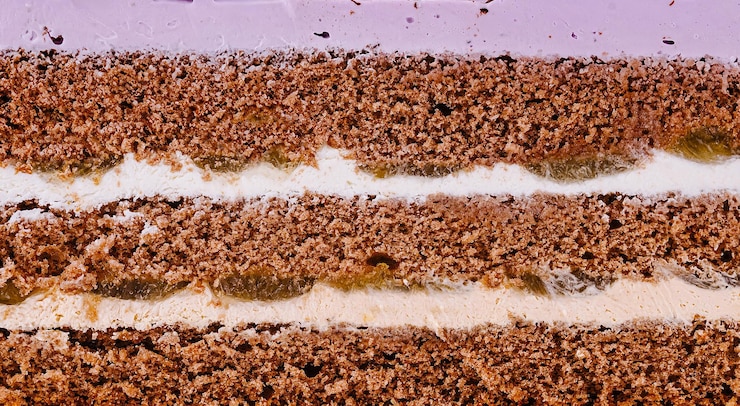 Foto deliciosas camadas de bolo mostrando o recheio e a cobertura de perto