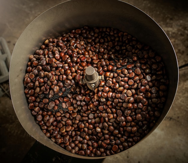 Foto deliciosas castañas amarillas de la naturaleza